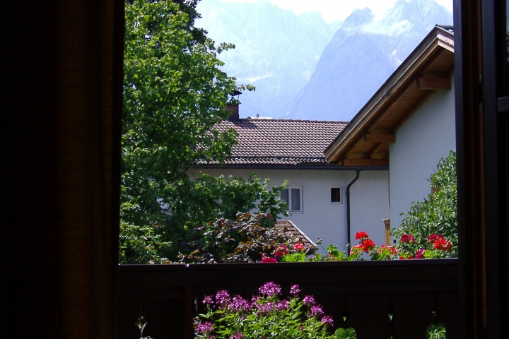 Blick aus dem Zimmer auf das Wettersteingebirge mit der Zugspitze