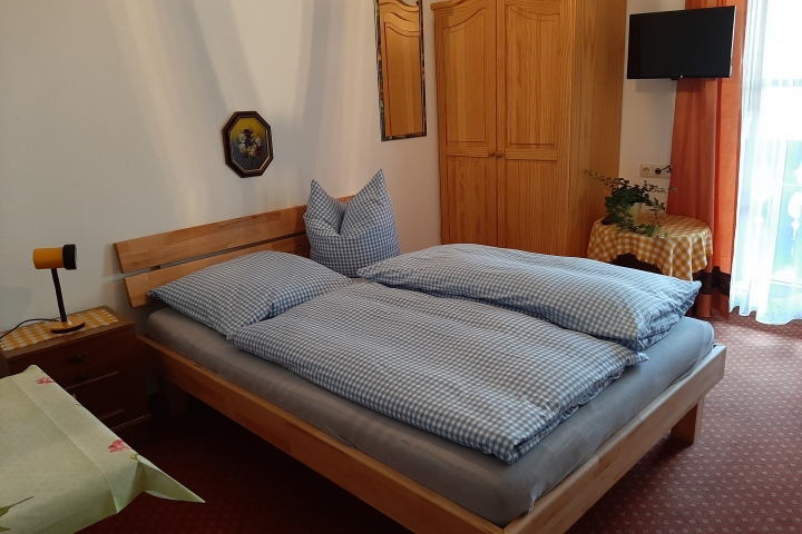 Appartements und Zimmer im Gästehaus Strasser | Doppelzimmer mit Bett in Queen-Size-Größe (ca. 1,50 m breit), Dusche/WC und Balkon (Westseite, Abendsonne) Wird auch sehr gerne als Einzelzimmer geb