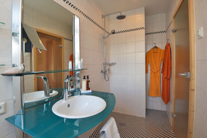 Bad mit Dusche / WC
