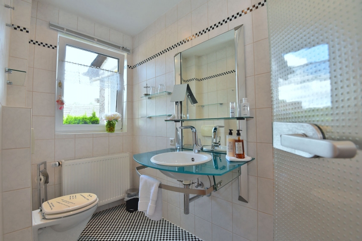 Bad mit Dusche / WC