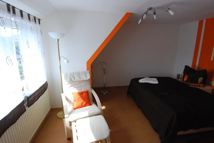 Ferienwohnungen Ferien in Gersfeld Martensstrasse | Orange Schlafzimmer, Ansicht 2