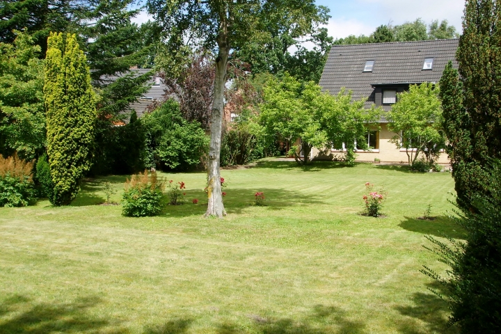 Ruhige Wohnlage mit großem Grundstück, aber nur wenige Gehminuten zum Gardinger Stadtkern. 