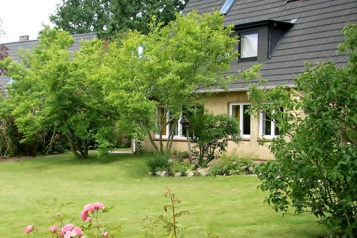 Der Garten ist genau der richtige Platz, um nach einem Strandtag zu relaxen.