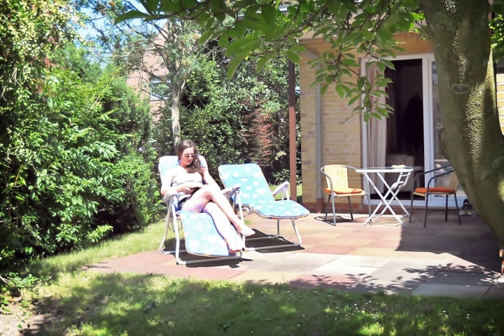 Möblierte Südterrasse mit Blick in den herrlich großen und ruhigen Garten