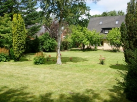 Ruhige Wohnlage mit großem Grundstück, aber nur wenige Gehminuten zum Gardinger Stadtkern. 