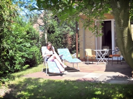 Möblierte Südterrasse mit Blick in den herrlich großen und ruhigen Garten