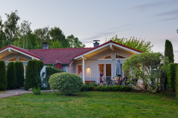 Ferienhaus Levke, Blick vom Garten auf die Terrasse