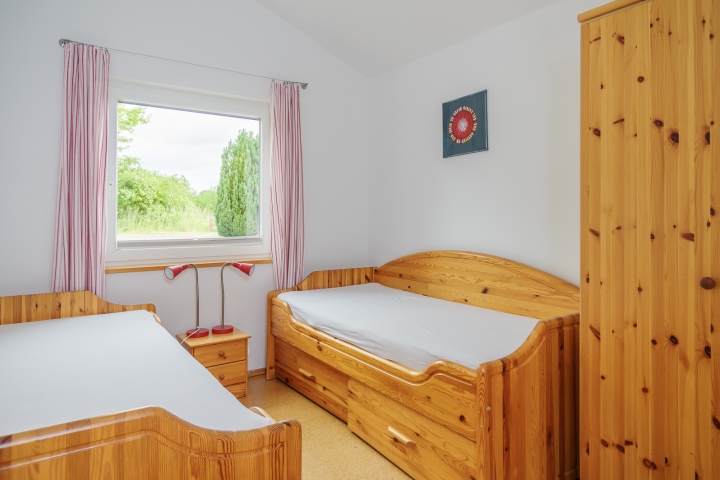 Schlafzimmer 2 (2 Betten 0,90 x 2m) mit Kleiderschrank und Ablagen