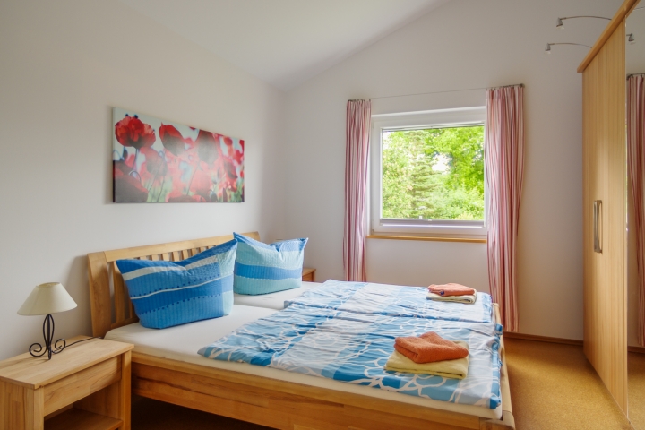 Schlafzimmer 1 mit Doppelbett (1,80 x 2m) und optional Kinderbett