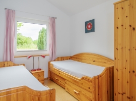 Schlafzimmer 2 (2 Betten 0,90 x 2m) mit Kleiderschrank und Ablagen