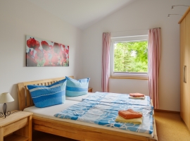 Schlafzimmer 1 mit Doppelbett (1,80 x 2m) und optional Kinderbett