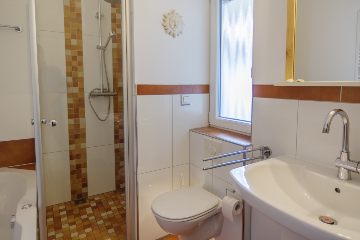 Badezimmer mit Dusche und Airpool-Badewanne