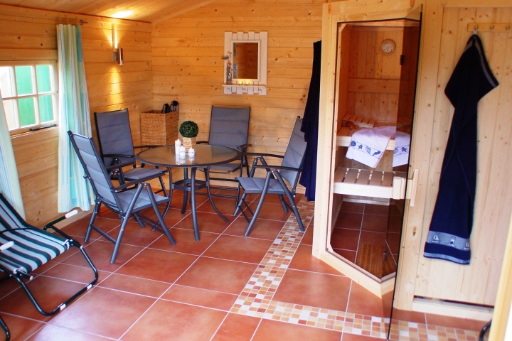 Saunahaus innen mit Sauna und Sitzbereich