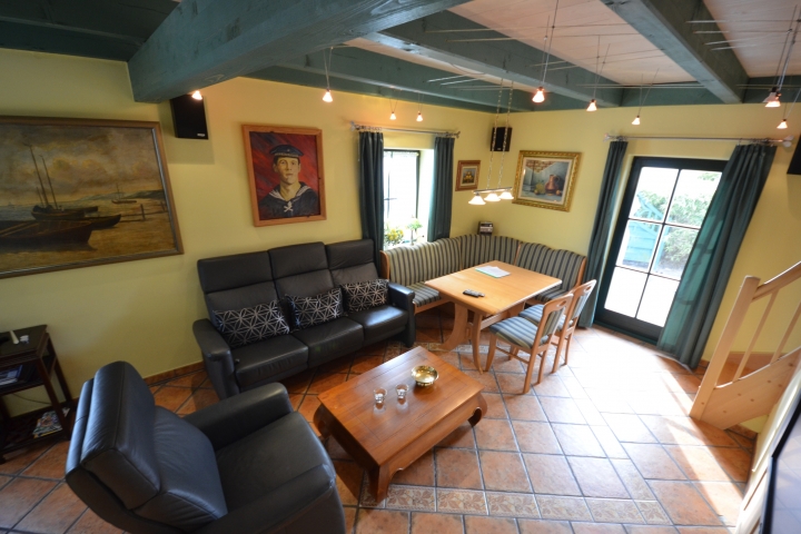 Ferienhaus Kapitänshaus Nr. 29 A Wohnzimmer mit Ausgang Terrasse