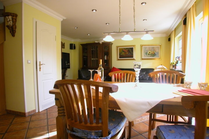 Fischerhaus 29 B Wohnzimmer mit Speisetafel