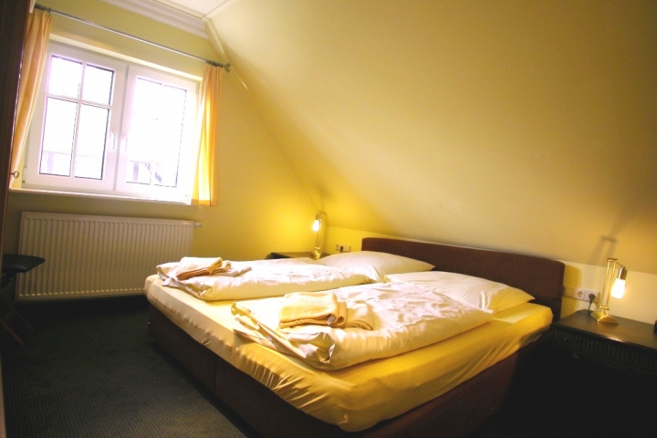 Fischerhaus 29 B großes Schlafzimmer mit Kinderbett