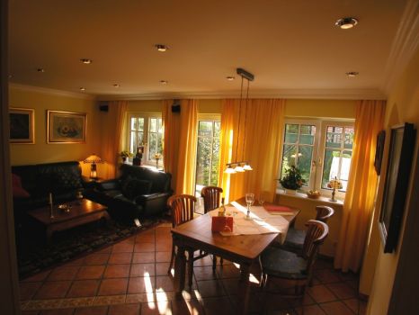 Fischerhaus 29 B Wohnzimmer mit Eßbereich u. Ausgang zur Terrasse u. Garten 