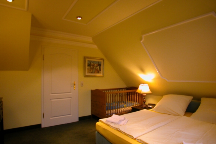 Ferienhaus Kormoran Nr. 29 E Schlafzimmer OG mit Babybett