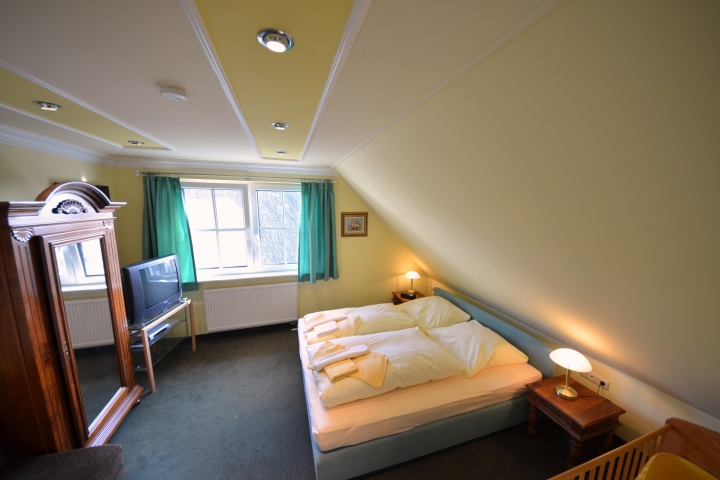 Ferienhaus Seeadler Nr. 29 D   Schlafzimmer OG mit Babybett