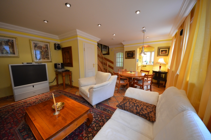 Ferienhaus Lotsenhaus Nr. 29 C Wohnzimmer mit großem TV