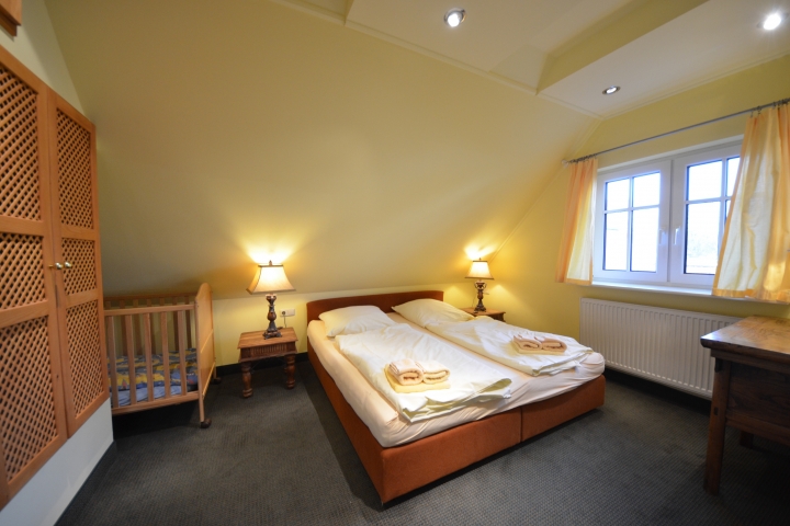 Ferienhaus Lotsenhaus Nr. 29 C  Schlafzimmer mit Babybett