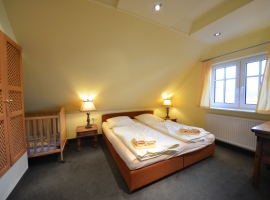 Ferienhaus Lotsenhaus Nr. 29 C  Schlafzimmer mit Babybett