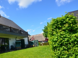 Blick vom Garten auf die Terrassen u. Balkon