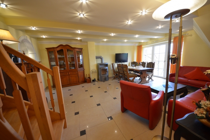 Ferienwohnung Sonnenkamp OG Wohnzimmer mit Hark-Kaminofen