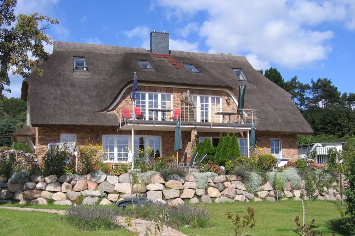 Ferienwohnung Sonnenkliff / Sonnenkamp | Ferienwohnung Sonnenkamp OG Ansicht Balkon mit Garten