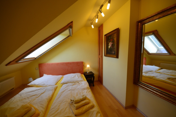 Ferienwohnung Sonnenkamp OG Schlafzimmer Dachgeschoß