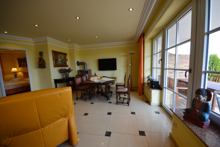 Ferienwohnung Sonnenkamp EG Wohnzimmer mit Ausgang zur Terrasse u. Garten