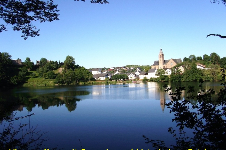Ulmener Maar, mit Burgruine und historischem Ortskern.