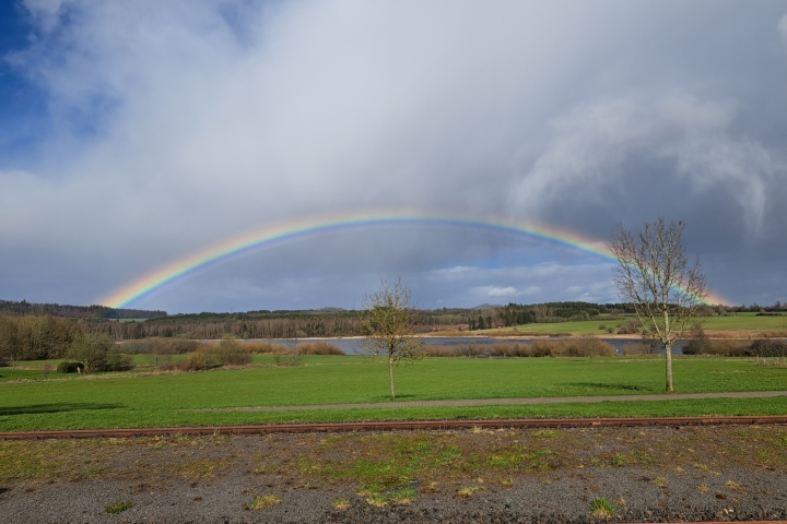 Ein wunderschöner Regenbogen über dem Jungferweiher in Ulmen
