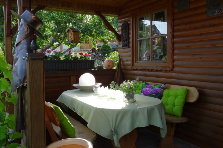 Ein schattiges Plätzchen vor dem Gartenhaus.
