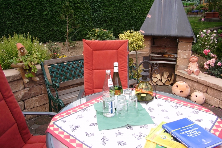 Ruhiger u. gemütlicher, Sitz und Grillplatz im Garten. Genießen Sie ein gutes Buch oder hören Sie Ihre Lieblingsmusik. 