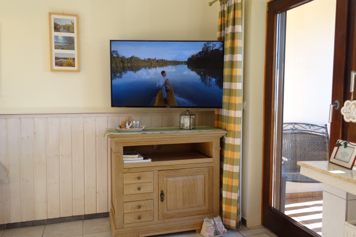 Eifel Ferienwohnung Decker in Ulmen, Wohnraum Fernseher