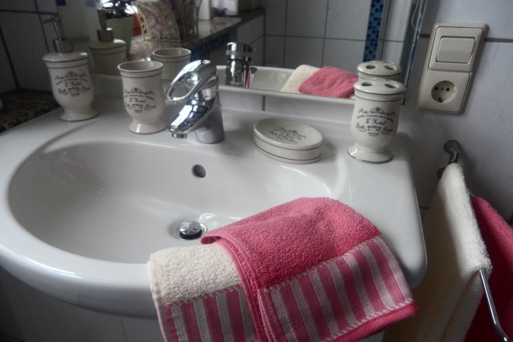 Eifel Ferienwohnung I, freundliche helle Dusche / WC
