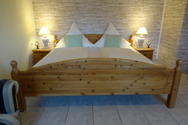 Ferienwohnung Eifel Ulmen I,
Doppelschlafzimmer aus Naturholzmöbel, mit verstellbaren Lattenrosten.