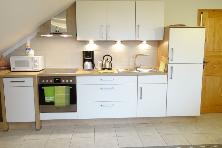 Eifel Ferienwohnung I,neue Küchenzeile mit Spülmaschine, Backofen, Ceranfeld u.s.w.