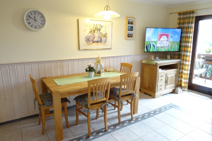 Ferienwohnung Vulkaneifel I, an einem so schön dekoriertem Essplatz u. in der guten Eifelluft schmeckt das Essen nochmal so