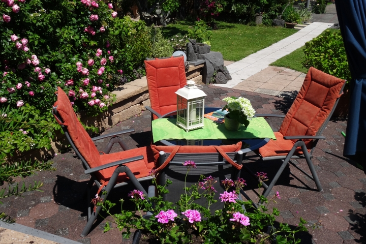 Ferienwohnung in Ulmen in der Vulkaneifel | Eifel Ferienwohnungen Decker in Ulmen, ruhiger gemütlicher Sitz und Grillplatz in Gästegarten