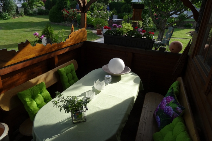 Eifel Ferienwohnung, ein lauschiges Plätzchen vor dem Gartenhaus.
