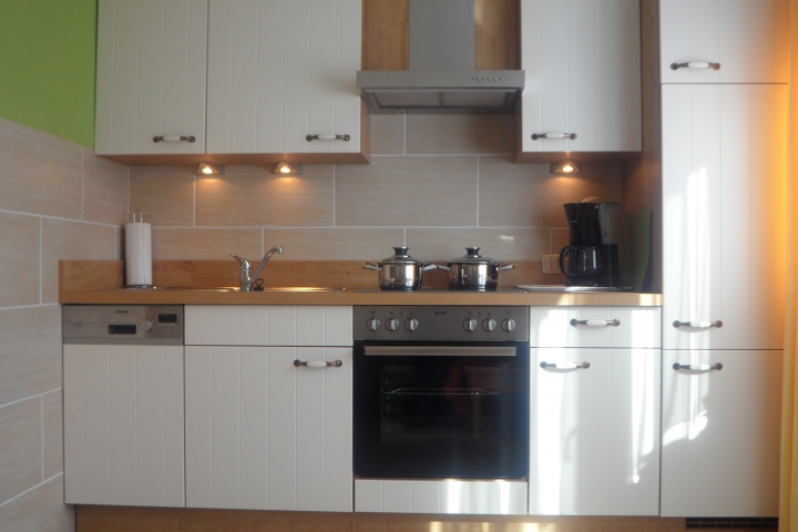 Eifel Ferienwohnung Vulkaneifel II, neue Markenküchenzeile mit Spülmaschine, Backofen und Cerankochfeld.