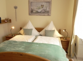 Eifel Ferienwohnung II, Doppelschlafzimmer  aus Naturholz.Verstellbare Lattenroste sorgen für einen erholsamen Schlaf.