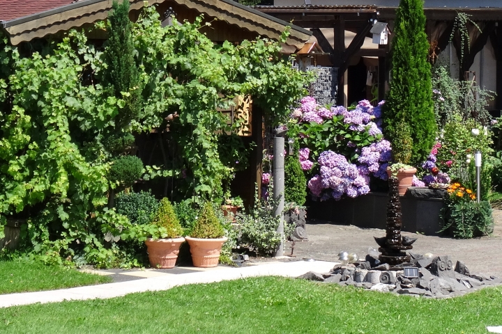 Eifel Ferienwohnung , Gästegarten vor dem Gartenhaus