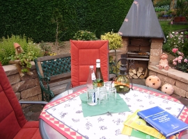 Ruhiger u. gemütlicher, Sitz und Grillplatz im Garten. Genießen Sie ein gutes Buch oder hören Sie Ihre Lieblingsmusik. 