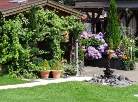 Eifel Ferienwohnung , Gästegarten vor dem Gartenhaus