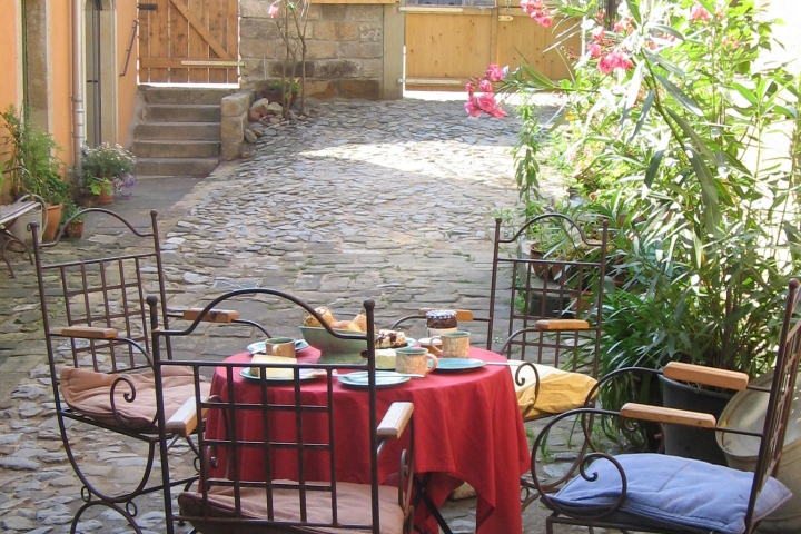 Ferienwohnungen im KulturHaus Loschwitz | In der warmen Jahreszeit genießen Sie Ihr Frühstück im Hof