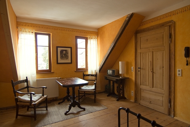 Ferienwohnungen im KulturHaus Loschwitz | Der Wohnraum mit einem zusätzlichen Bett, was auch als weitere Sitzgelegenheit genutzt werden kann.