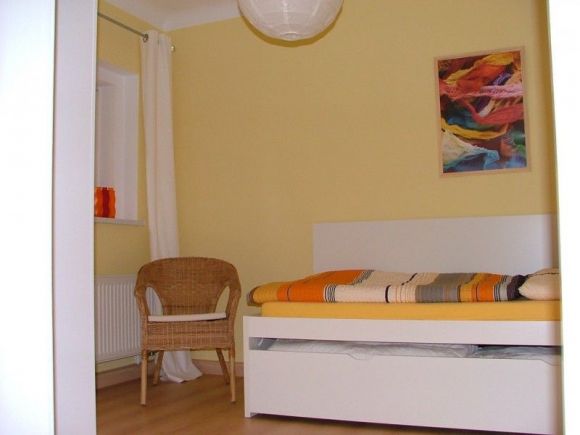 Kleines Schlafzimmer mit Bett für 2 Personen und Austritt auf den Balkon